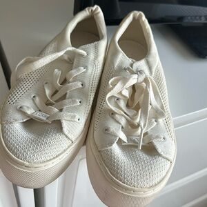 UGG off white mesh sneaker perfect condition